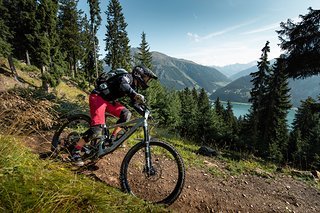 Die Strecken des 3Länder Enduro Race bieten immer wieder den Blick auf den Reschensee