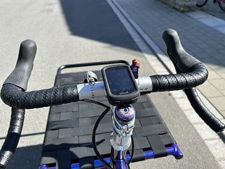 Das aufgeräumte Cockpit ist mit einem Garmin ausgestattet