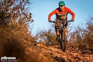 Das Alutech CheapTrick macht auch in flachem Gelände richtig Laune und lässt sich dank der Variostütze in Nullkommanix vom Touren- in den Spaßmodus schalten.