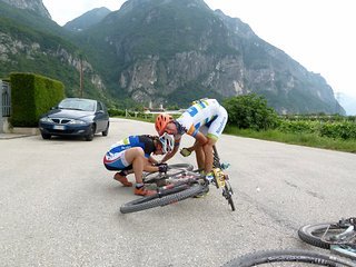 Pierre Bischoff/Janine Schneider bei der BIKE Transalp 2016. Mann lässt sich gerne helfen