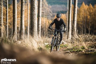 Einerseits merkt man dem Radon Jab MX im Uphill das geringe Gewicht an und für 160 mm tritt sich das Rad relativ ruhig