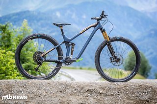 Das NS Bikes Define verfügt über einen schicken Carbon-Rahmen mit unauffällig auf der Außenseite verlegten Zügen Das NS Bikes Define verfügt über einen schicken Carbon-Rahmen mit unauffällig auf der Außenseite verlegten Zügen