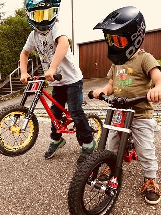 Die zwei Kids haben auf jeden Fall mächtig Spaß mit ihren Bikes Die zwei Kids haben auf jeden Fall mächtig Spaß mit ihren Bikes