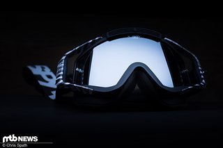 Mit der Spy Omen MX steht der Hersteller zwar etwas als Underdog da, kann aber durch ein gutes Glas und eine abgesehen von der Nase auch sehr gute Passform punkten Mit der Spy Omen MX steht der Hersteller zwar etwas als Underdog da, kann aber durch ein gutes Glas und eine abgesehen von der Nase auch sehr gute Passform punkten