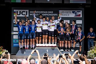 Das Podium des Team-Relay der Weltmeisterschaften 2022: Die Schweiz jubelt vor Italien und den USA.
