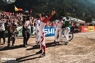 Jackson Goldstone lässt sich feiern, während Loïc Bruni erstmal Trost benötigt.