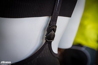 So ist der Rückenträger mit einem Magnetverschluss versehen, der einfach geöffnet und auch hinter dem Rücken wieder geschlossen werden kann