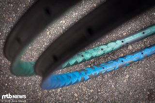Farbige Fasern gibt es ebenfalls optional bei den Carbonfelgen