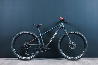 Klein und leicht: Das Cube Elite 240 C:62 SLX richtet sich an Nachwuchs-XC-Racer*innen. Klein und leicht: Das Cube Elite 240 C:62 SLX richtet sich an Nachwuchs-XC-Racer*innen.