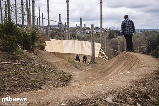 Kurz darauf geht es über eine kleine Shark Fin in eine nach rechts ausgelegte Hip Richtung neuem Wallride.