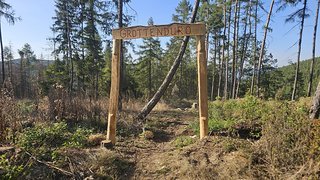 Die Traileinstiege sind durch Portale, die an Stollenabstützungen erinnern sollen, markiert