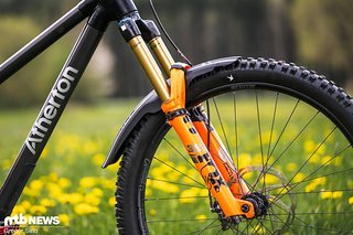 Vorn soll eine Fox 38 Factory-Federgabel mit 180 mm Federweg für Grip sorgen. Vorn soll eine Fox 38 Factory-Federgabel mit 180 mm Federweg für Grip sorgen.