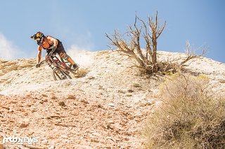 Szymon Godziek cruist durch die Wüste