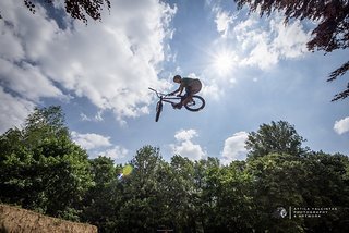 Fahrer Chris Haas fliegt auf seinem BMX über die perfekt geshapten Dirts Fahrer Chris Haas fliegt auf seinem BMX über die perfekt geshapten Dirts