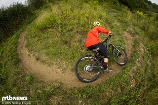 Tester Joni drückt das Bike flach in den Anlieger Tester Joni drückt das Bike flach in den Anlieger
