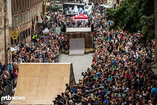 Ryan Nyquist mit einem fetten Backflip über die Spine