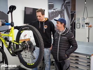 Enduro-Profi Jerome Clementz zeigt Gewinner Davor sein neues Bike