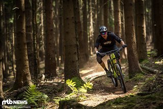 Der Viergelenker-Hinterbau des gelben Enduro-Bikes bietet ausreichend Gegenhalt und erlaubt einen aktiven Fahrstil Der Viergelenker-Hinterbau des gelben Enduro-Bikes bietet ausreichend Gegenhalt und erlaubt einen aktiven Fahrstil