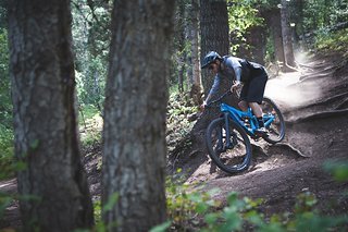 Eine Federgabel, die gleichzeitig aktuelle XC und Enduro-Modelle in den Schatten stellt Eine Federgabel, die gleichzeitig aktuelle XC und Enduro-Modelle in den Schatten stellt