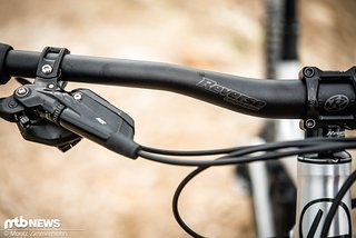 Das Cockpit inklusive dem 790 mm breitem Lenker kommt von Reverse.