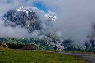 Diese Chance muss man für einen epischen Wheelie mit krassem Panorama nutzen. Diese Chance muss man für einen epischen Wheelie mit krassem Panorama nutzen.