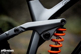 Im Vergleich zum 29" Alu-Vorgänger, der noch aus dem 27,5"-Parkbike herausentwickelt wurde, ist der Hinterbau deutlich progressiver geworden