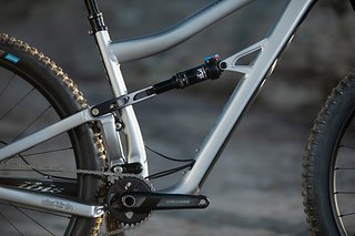 Der DW-Link-Hinterbau stellt 120 mm Federweg zur Verfügung.