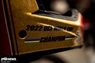 Als Belohnung für seine starke Saison hat Amaury Pierron einen speziellen Helm in der Trendfarbe Gold bekommen