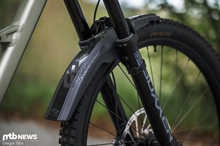 An der Front arbeitet eine RockShox Boxxer Select-Federgabel mit 180 mm Fedeweg An der Front arbeitet eine RockShox Boxxer Select-Federgabel mit 180 mm Fedeweg