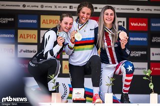 Das Podium der Juniorinnen: Rosa Zierl holt Gold vor Ellie Hulsebosch und Aletha Ostgaard.