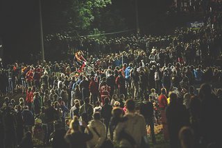 Crowd Surfing - Beerten überholt im Finale Lucia Oetjen auf der Proline