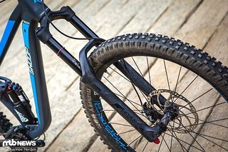 An der Front arbeitet eine RockShox Lyrik RCT3 mit 170 mm Federweg. An der Front arbeitet eine RockShox Lyrik RCT3 mit 170 mm Federweg.
