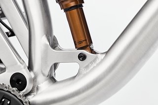Die Titan-Hardware an der Dämpferaufnahme spart Gewicht und kann auch bei den Vorgängermodellen nachgerüstet werden.