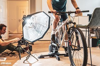 Licht ist Pflicht: Mit zwei starken Lichtquellen leuchten wir die Schaltwerke aus, damit weder Schatten noch hohe ISO-Werte die Aufnahmequalität negativ beeinflussen. Licht ist Pflicht: Mit zwei starken Lichtquellen leuchten wir die Schaltwerke aus, damit weder Schatten noch hohe ISO-Werte die Aufnahmequalität negativ beeinflussen.