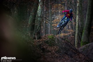 Vom Downhiller bis hin zum Trail Bike hat Chris so ziemlich jedes Modell unter die Stollen genommen, das in den vergangenen Jahren das Licht der Fahrrad-Welt erblickt hat Vom Downhiller bis hin zum Trail Bike hat Chris so ziemlich jedes Modell unter die Stollen genommen, das in den vergangenen Jahren das Licht der Fahrrad-Welt erblickt hat