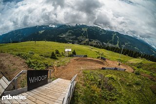 Am Start gibt es gleich zwei Änderungen. Erstens hat sich der Mont Blanc heute kein einziges Mal blicken lassen und zweitens sind die ersten drei Anlieger komplett neu gebaut worden