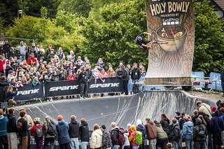 In der Holy Bowly gab es Stunts von Fahrern wie Erik Fedko, Jake Atkinson und Sam Pilgrim zu sehen. In der Holy Bowly gab es Stunts von Fahrern wie Erik Fedko, Jake Atkinson und Sam Pilgrim zu sehen.