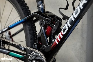 Herzstück des Mondraker Race-Fullys, das auf den Namen F-Podium hört, ist sein Dual Link Zero-Suspension-System mit futuristisch anmutendender Dämpferanordnung.
