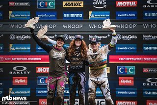 Die schnellsten Frauen in Les Gets: Gracey Hemstreet (mitte) gewinnt vor Marine Cabirou (links) und Vali Höll (rechts).