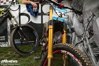 Massive untere Brücke mit aufwendiger Klemmung: Optisch ist die Öhlins DH Federgabel ein echter Brummer.