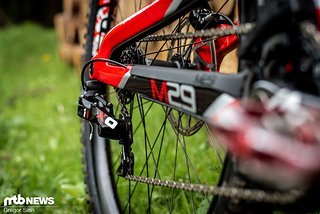 Die sieben Gänge wechselt die zuverlässige SRAM X01 DH-Schaltung. Die sieben Gänge wechselt die zuverlässige SRAM X01 DH-Schaltung.