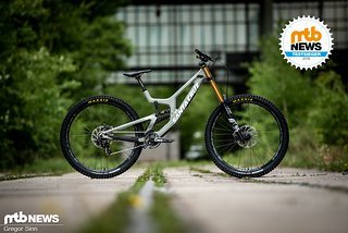 Mit einem 29"-Prototyp des alten V10 hat Santa Cruz die aktuelle 29" DH-Welle ins Rollen gebracht. Das neue Modell ist nun je nach Größe mit 27,5" oder 29"-Laufrädern erhältlich