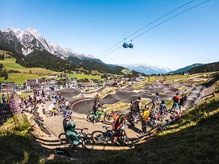 Der große Pumptrack direkt vor Ort Der große Pumptrack direkt vor Ort