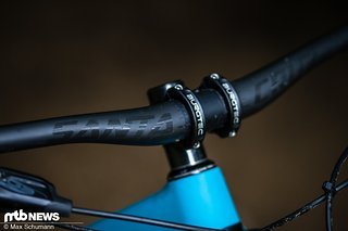 Das Cockpit besteht aus einer Kombination aus Santa Cruz Bicycles Carbon Riser mit 800 mm Breite und Burgtec Enduro MK2-Vorbau in 40 mm Länge