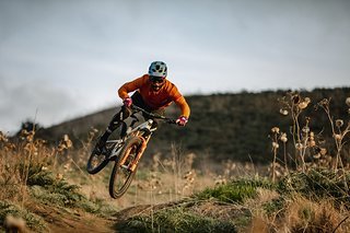 Gebaut für Fahrer und Fahrerinnen wie Eliot Jackson, die es auf dem Bike krachen lassen Gebaut für Fahrer und Fahrerinnen wie Eliot Jackson, die es auf dem Bike krachen lassen
