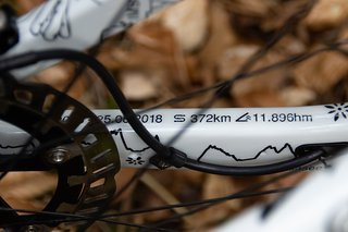 Die Aufkleber aus dem eigenen Folienplotter wurden dabei auf dem weißen Lack aufgetragen und danach mit einer Schicht Klarlack geschützt