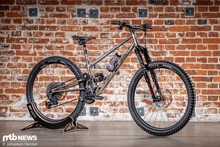 Das Scar Cycles FSR ist ein echter Hingucker, der ein klassisches Rahmen-Material mit einem sehr progressiven High Pivot-Ansatz kombiniert Das Scar Cycles FSR ist ein echter Hingucker, der ein klassisches Rahmen-Material mit einem sehr progressiven High Pivot-Ansatz kombiniert