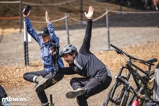 Jana und Andi üben sich ebenfalls in allerlei Verdrehungen.