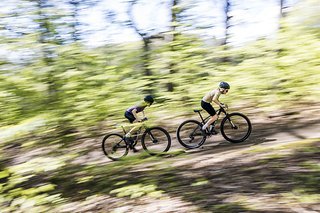29 Zoll Räder von DT Swiss, RockShox Fahrwerk und Shimano Komponenten: Die Young Hero MTB wollen ernstgenommen werden. 29 Zoll Räder von DT Swiss, RockShox Fahrwerk und Shimano Komponenten: Die Young Hero MTB wollen ernstgenommen werden.