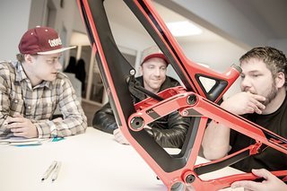 Aaron Gwin in der Entwicklungsabteilung - Stefan Willared (rechts) ist für die Bike-Entwicklung verantwortlich Aaron Gwin in der Entwicklungsabteilung - Stefan Willared (rechts) ist für die Bike-Entwicklung verantwortlich